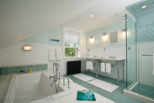 Rosslyn Attic Guest Bathroom (Credit: Nancie Battaglia)