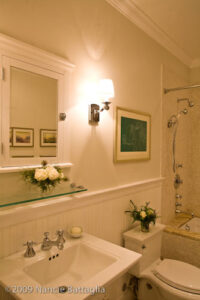 Rosslyn Guest Bathroom (Credit: Nancie Battaglia)