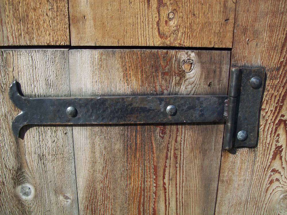 Strap hinge hand forged by West Coast Wood & Iron (Source: http://woodiron.ca)