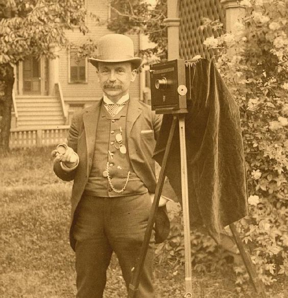 1907 Rosslyn Boathouse Photographer? (Source: Antique and Classic Cameras)