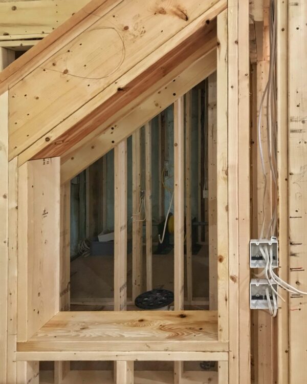 New bookshelves integrated into stair framing. (Photo: Hroth Ottosen)