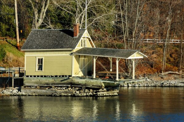 Realism: Rosslyn’s boathouse, November 8, 2004 (Photo: Jason McNulty)