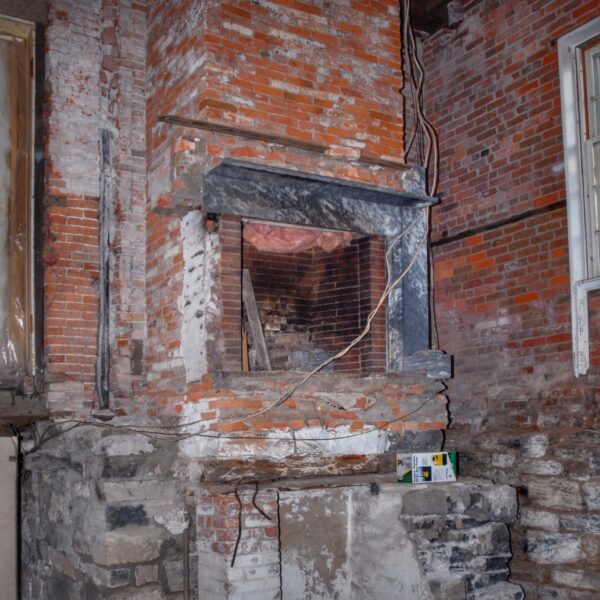 Rehabilitating Roslyn’s Living Room, 2007 (Photo: Geo Davis)